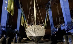 Su alan içinde 3 kişinin bulunduğu tekne, kurtarıldı