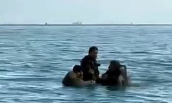 Su alan teknedeki 3 kişiyi, balıkçılar kurtardı