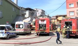 Sultanbeyli'de 2 binanın çatısı alev alev yandı