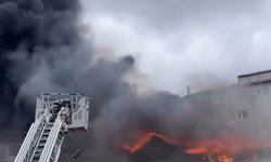 Sultanbeyli'de 2 katlı binanın çatısı alev alev yandı