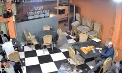 Sultangazi'de araçtan çıkan yüksek ses müzik kahvehanenin camını titretti; müşteriler deprem sanıp kaçtı