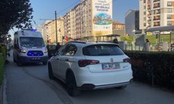 Sürücüsünün geri manevra yaptığı otomobil kadına çarptı; kaza kamerada