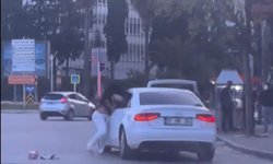 Tartıştıkları kadını otomobilden indirip bıraktılar; o anlar kamerada
