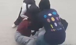 Tartıştıkları okul arkadaşlarını darbettiler; o anlar kamerada