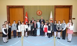 TBMM Başkanı Kurtulmuş, koltuğunu 6'ncı sınıf öğrencisi İnci'ye devretti