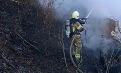 Tek katlı ev alev alev yandı