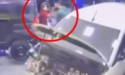 Telefonuna baktığını iddia ettiği çırağını darbetti; o anlar kamerada