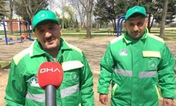 Temizlik görevlilerinin molada 'tahterevalli' eğlencesi