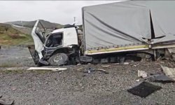 TIR ile otomobil çarpıştı; 2 ölü, 1 yaralı