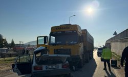 TIR'ın çarptığı otomobilin sürücüsü öldü; kaza kamerada