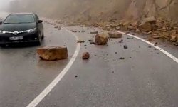 Tokat'ta yağış sonrası kaya parçaları yola yuvarlandı