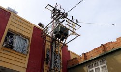 Trafoya takılan uçurtmasını almak isterken akıma kapılan çocuk ağır yaralandı; babadan ihmal iddiası