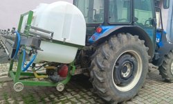 Traktörüne bağlı ilaç makinesini çıkarmak isterken sıkışarak öldü