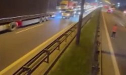 Tuzla TEM Otoyolu'nda TIR devrildi; trafik yoğunluğu oluştu