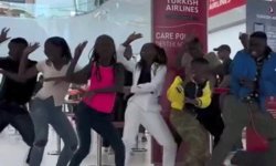 Ugandalı dans grubundan İstanbul Havalimanı'nda renkli gösteri