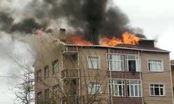 Ümraniye'de 3 katlı binanın çatısında çıkan yangın söndürüldü - 2 / Geniş haber