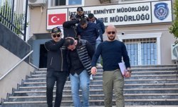 Ümraniye'de park halindeki otomobilden 2 kilo altın ve 60 bin Euro çalan şüpheli kamerada