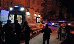 Üniversite öğrencisi, evinin önünde sırtından bıçaklandı