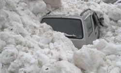Üzerine çığ düşen araçtan kenti imkanlarıyla çıktılar