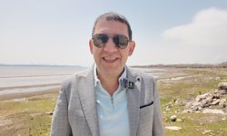 Van Gölü kıyılarında suyun rengi kahverengiye döndü