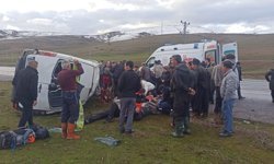 Van'da dağcıları taşıyan minibüs takla attı; 13 yaralı