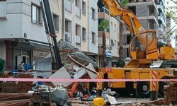 Vincin kırılan taşıma kolu, güvenlik kulübesine düştü; 2 işçi yaralandı