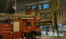 Yalnız yaşadığı evinde düşüp bacağını kıran kadını, balkondan girip kurtardı