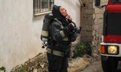 Yangın çıkan evdeki 2 kız kardeş, komşuları tarafından kurtarıldı