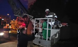 Yangında 4'üncü katta mahsur kalan kişi, merdivenli araçla kurtarıldı