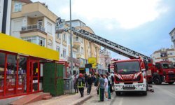 Yangında dumandan etkilenip, apartta mahsur kalanları itfaiye kurtardı