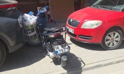 Yayaya çarpmamak için manevra yaptı, motosikleti devrilince yaralandı