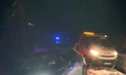 Yaylada araçları kara saplanan tatilciler kurtarıldı