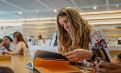 YEE Çağdaş Türk Sanatı Yaz Okulu'na katılan küratör Katie Bone, Londra'da 'SADĀ' sergisini açtı