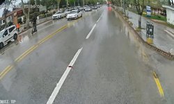 Yere düşen Türk Bayrağı için otobüsü durdurdu