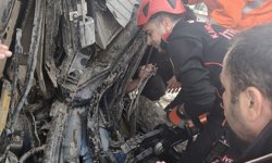 Yıkım sırasında enkazın altında kalan iş makinesinin operatörü yaralandı