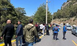 Yoldan çıkıp 15 metreden yuvarlanan beton mikserinin şoförü yaralandı