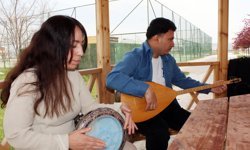 Yüzde 90 görme engelli kardeşler hem okuyor hem de müzisyenlik yapıyor