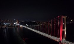 15 Temmuz Şehitler Köprüsü şampiyon Galatasaray'ın renkleriyle ışıklandırıldı / Havadan görüntülerle