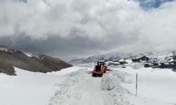 2 bin 390 rakımdaki Spikor Geçidi'nde karla mücadele çalışması