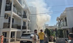 3 katlı binada yangın; çatıda mahsur kalan 2 kadın kurtarıldı