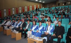 70 yaşında üniversiteden mezun oldu belgesini profesör oğlu verdi
