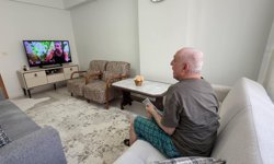 78 yaşındaki annenin hayali gerçek oldu; hediye edilen evde bakımını üstlendiği oğlu güneşi gördü
