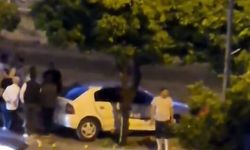 Adana'da otomobil, sulama kanalının korkuluklarında asılı kaldı