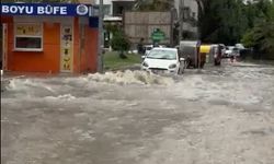 Adana'da sağanak; yollar göle döndü