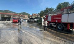 Akaryakıt istasyonunda mazot yüklü tanker alev aldı; 3 araç yandı