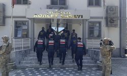 Annesini odunla başına vurup öldüren şüphelinin arkadaşı da tutuklandı