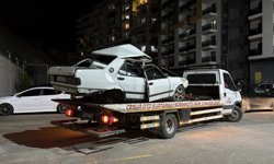 Apartmanın bahçesine düşen otomobilden atlayarak kurtuldular
