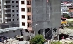 Apartmanın yıkımı sırasında, kaldırımdaki kadın enkaz altında kalmaktan son anda kurtuldu