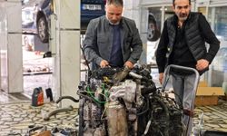 Arızayı tespit etmek için seyir halindeki kamyonetin motor kısmına yattı