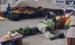 Artvin'de fırtına nedeniyle pazardaki tezgahlar devrildi, ürünler etrafa savruldu